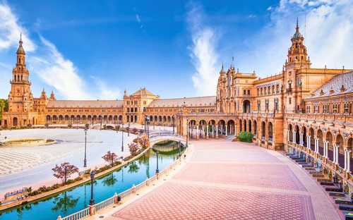 Avokattoinen bussi Plaza de Españalla Sevillassa