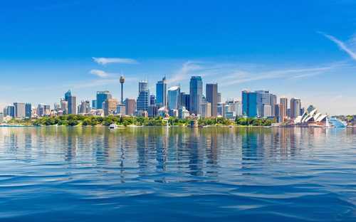 Avokattoinen kiertoajelubussi Sydneyn oopperatalolla