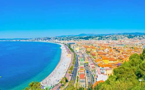 Avokattoinen bussi Promenade des Anglaisilla Nizzassa