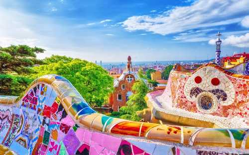 Avokattoinen bussi Sagrada Famílialla Barcelonassa