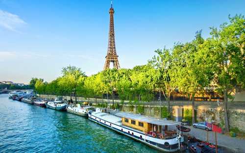 Avokattoinen bussikiertoajelu Eiffel-tornilla Pariisissa