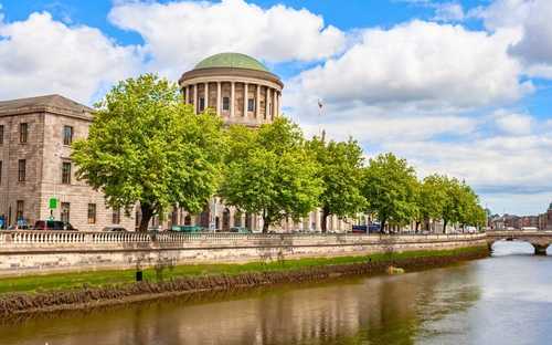 Avokattoinen hop-on hop-off -kiertoajelubussi Dublinissa