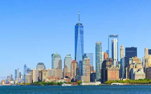 Avokattoinen kiertoajelubussi Times Squarella New Yorkissa