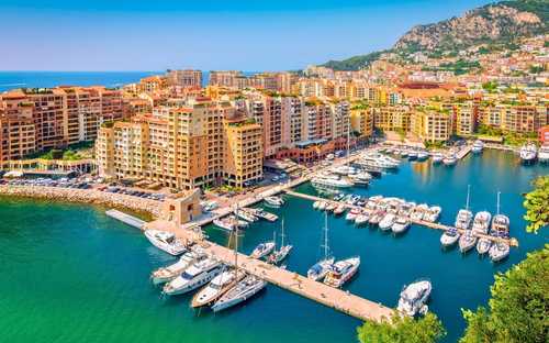 Avokattoinen kiertoajelubussi Monte Carlossa Monacossa